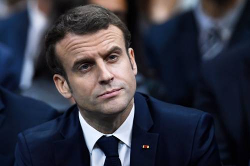 Parigi brucia e Macron che fa? Invita intellettuali per "pensare"