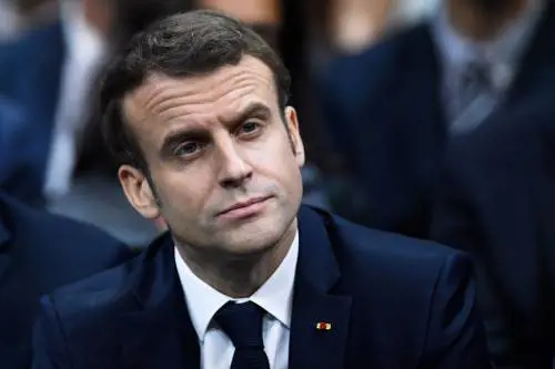 Parigi brucia e Macron che fa? Invita intellettuali per "pensare"