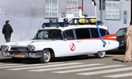 Una Ecto-1 dei Ghostbusters per le vie di Milano