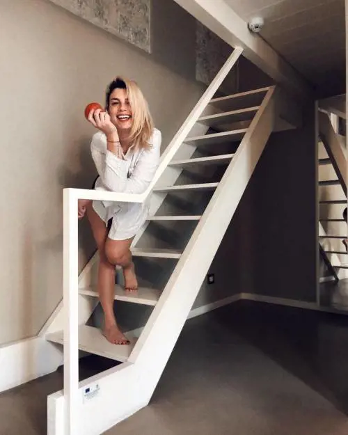 Emma Marrone senza pantaloni sulle scale. E i follower impazziscono