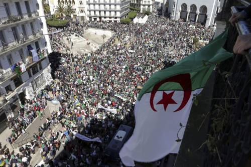 L'ombra di Macron in Algeria: così Parigi ha scatenato il caos