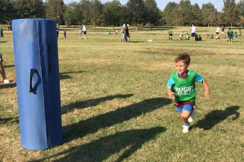 La palla ovale al parco per aiutare a crescere i bambini neurodiversi