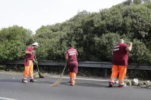 Spazzino riprende un residente che lascia l’immondizia per strada, ma viene colpito al volto