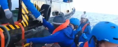 La nave a largo di Lampedusa. Ora si muove già la procura