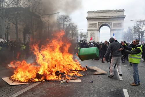 Ora gli avvocati della sinistra difendono chi ha devastato Parigi