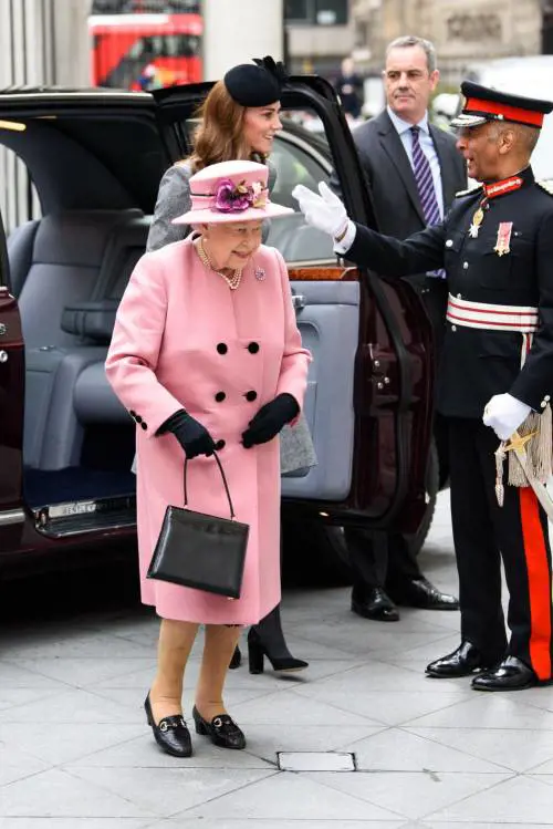 La Regina Elisabetta e Kate Middleton in visita al King's College 