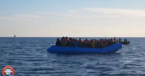 Tutte le violazioni della Ong: "Così portano clandestini in Italia