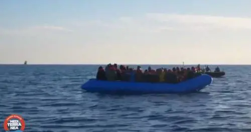 Tutte le violazioni della Ong: "Così portano clandestini in Italia