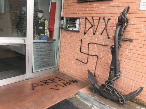 Svastica e scritte fasciste alla sede Anpi di Prato