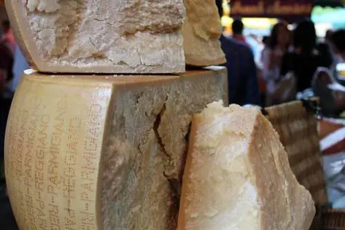 Tenta di rubare 10 kg di parmigiano: arrestato giovane rom