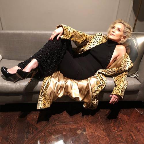 Sharon Stone in look leopardato per i fan e la stampa