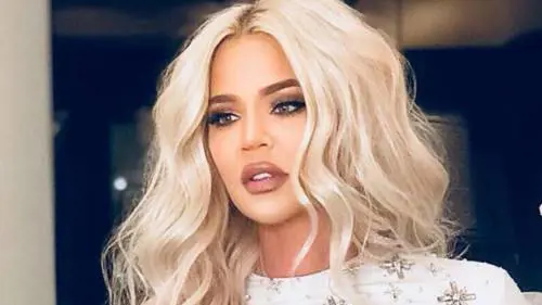 Una frase sulla maglietta: i suprematisti contro Khloe Kardashian