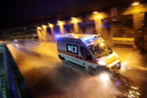 Stranieri colpiti da un bus in fase di sorpasso: morti sul colpo