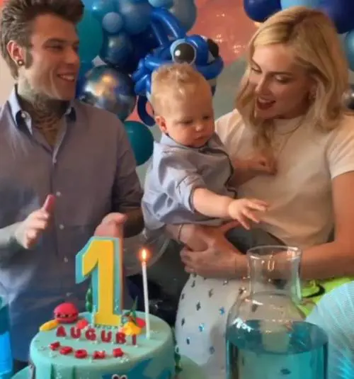 Fedez: il piccolo Leone non spegne la candelina, con effetto sorpresa: ecco il video