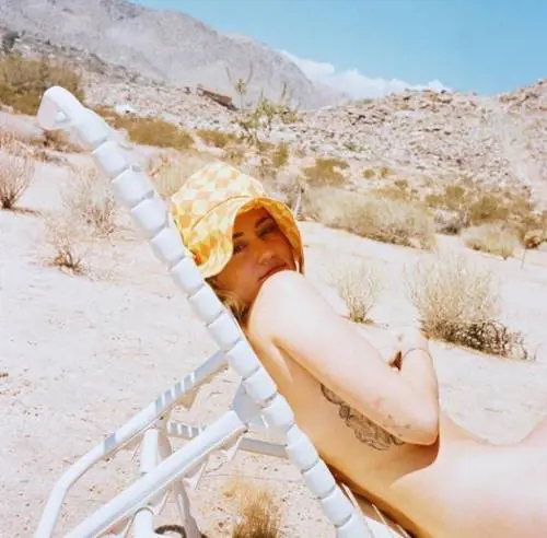 Miley Cyrus nuda su Instagram e i followers si infiammano