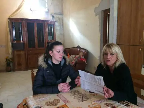 Abusivi nella casa del Comune, ma hanno pure la residenza