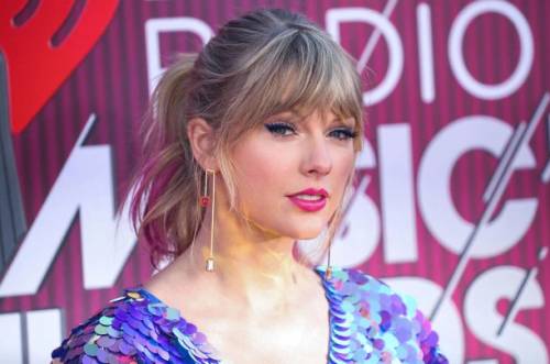 Taylor Swift manda fiori ad una fan dopo un incidente stradale