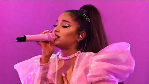 Sexy pole dance per Ariana Grande