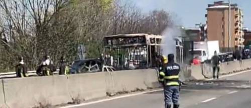 Il senegalese incendia il bus: "Voglio vendicare i morti in mare"