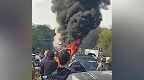 Dà fuoco a un autobus nel milanese: il rogo in strada