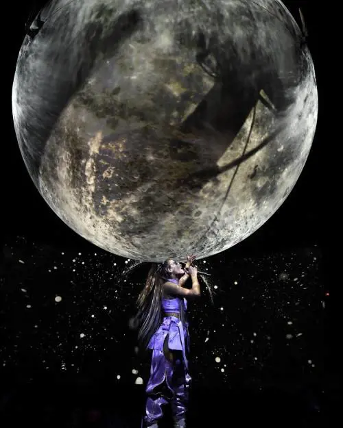 Ariana Grande incanta tutti nella prima tapa del suo tour mondiale