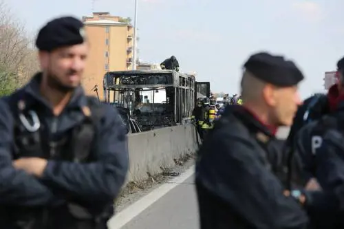 "Precedenti per abusi sessuali su minori". Chi è l'attentatore senegalese