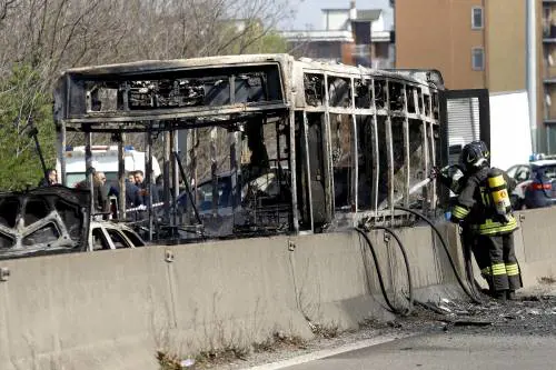 La lunga scia di attacchi ai bus che ha ispirato il rogo di Milano