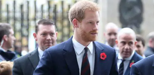 Il principe Harry si commuove per l’omaggio dei bambini al figlio in arrivo