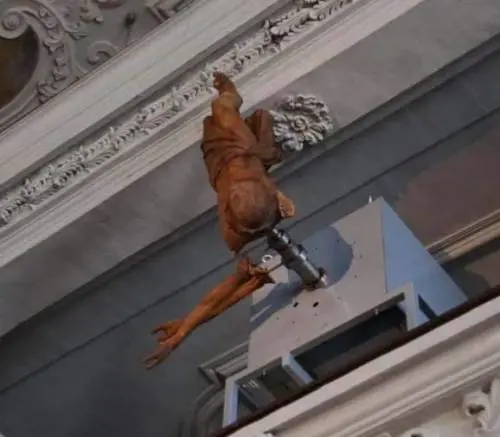 Chiesa, un vescovo fa appendere un crocifisso a testa in giù