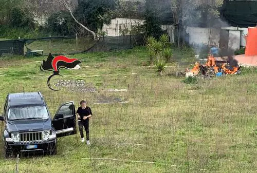 Dà alle fiamme i rifiuti: 55enne nei guai