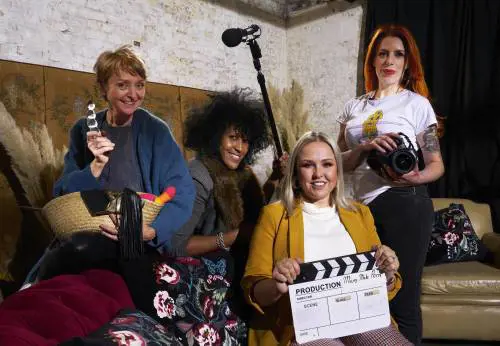 La nuova frontiera del cinema a luci rosse: ora le madri spiegano il sesso ai figli
