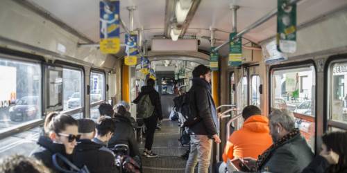Milano, paura sul tram, 36enne pestato da branco di 5 ragazzini