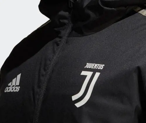 Sequestrati abiti falsi della Juve destinati alle bancarelle napoletane