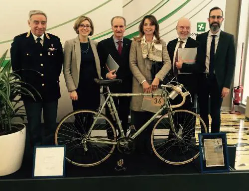 Foto di gruppo al Pirellone con una delle biciclette originali di Fausto Coppi: da sinistra, Roberto Campisi, Carola Gentili, Antonio Molteni, Beatrice Magni, Roberto Livraghi e Matteo Montebelli