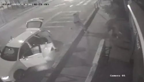 Napoli, le telecamere immortalano i raid a colpi di martello