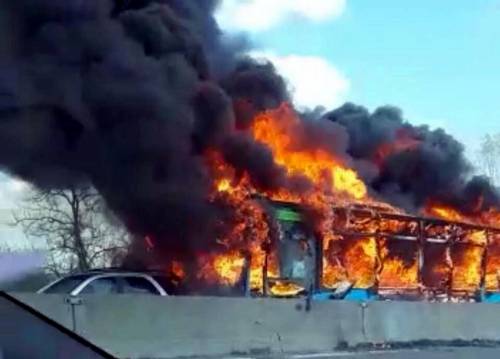 Bus incendiato a Milano, la telefonata di Adam: “Mamma, ci stanno uccidendo”