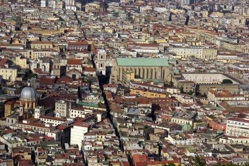 Napoli, pasticciere aggredito e ferito da un rapinatore in via Tribunali