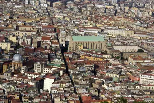 Napoli, pasticciere aggredito e ferito da un rapinatore in via Tribunali