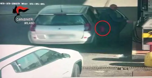 Il video mostra l'attentatore: così Sy ha preso la benzina