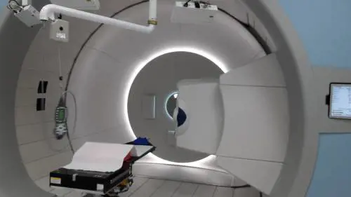 Caroline, 9 anni, salvata dal tumore alla testa grazie al fascio di protoni