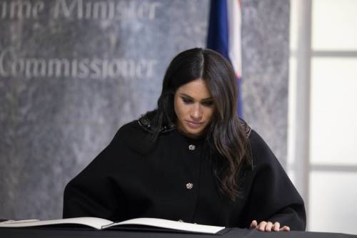 Ancora polemiche su Meghan Markle. Nel mirino dei social per i suoi tacchi troppo alti