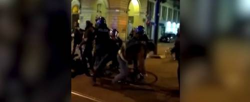 Tafferugli tra polizia e corteo ciclisti a Torino: in quattro denunciati