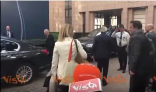 Jean Claude Juncker bacia la guardia fuori dal Parlamento europeo