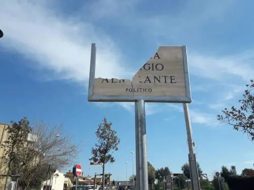 Ladispoli, raid antifascista in piazza Almirante: targa distrutta