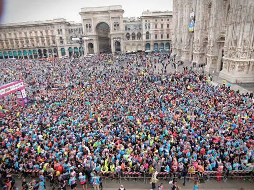 Stramilano dei record, l'assalto dei 60mila di corsa per la città