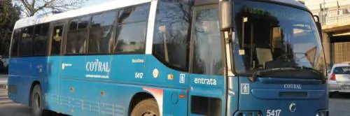 Roma, anziano distrugge vetro del bus e picchia l’autista 