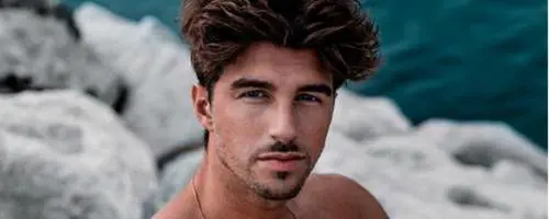  “Sarà un’estate ricca di sorprese.” Annuncio social per Andrea Damante 