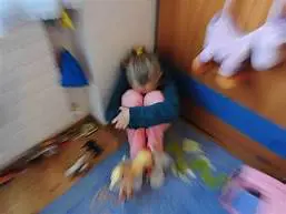 Madre abusa della figlia di otto anni e invia le foto all'amante 