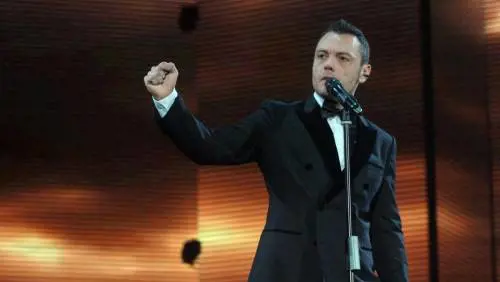 Tiziano Ferro ricorda: "A scuola ero bravo, ma ho anche sofferto"