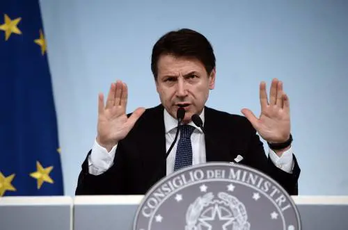Il mistero dei bottoni: 892 saltati dalle giacche del personale di Governo